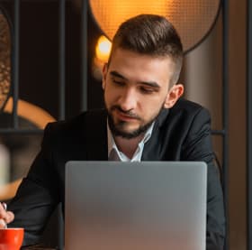 Homem digitando no computador